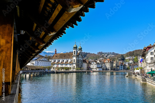 Luzern, Jesuitenkirche, Kapellbrücke, Wasserturm, Jesuitenplatz, Kirche, Reuss, Fluss, Rathaussteg, Stadt, Altstadt, Altstadthäuser, Alpen, Vierwaldstättersee, Frühling, Schweiz 