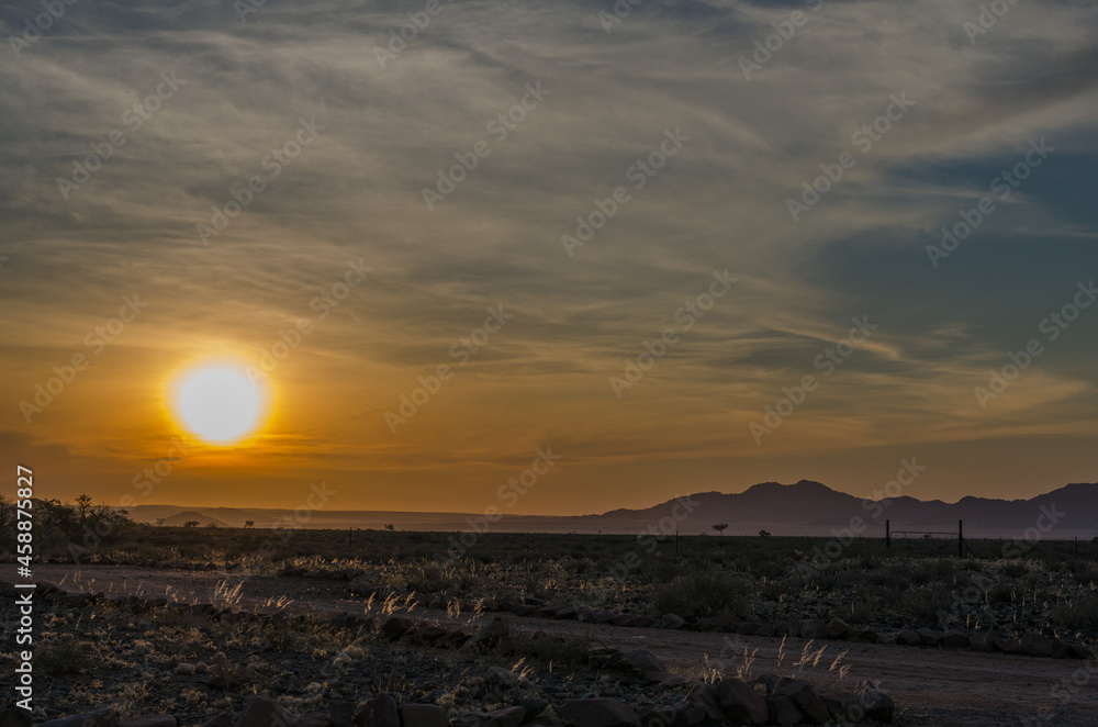 Ein wunderschöner Sonnenuntergang in der Wüste
