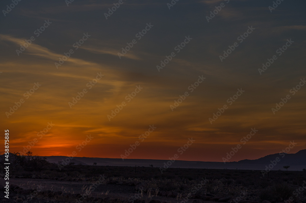 Ein wunderschöner Sonnenuntergang in der Wüste