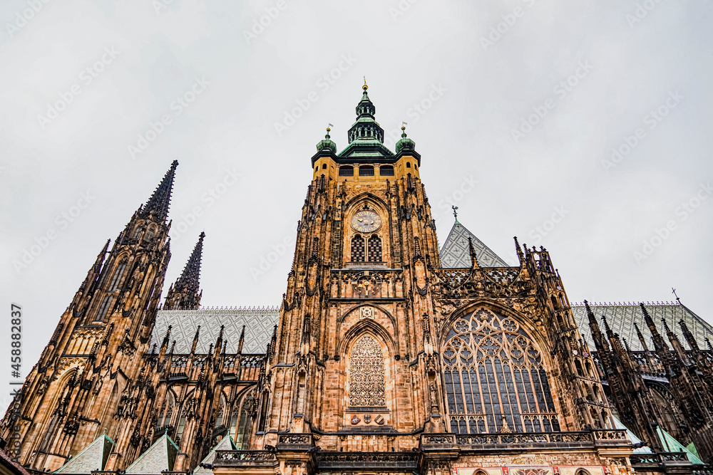 Fototapeta premium プラハ城内 聖ヴィート大聖堂正面上部