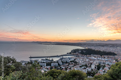 Coucher de soleil sur la baie des anges à Nice sur la Côte d'Azur © Bernard