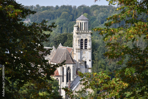 Fotografija Saint-Sulpice Church is a lovely Catholic parish church located in Pierrefonds (Picardy, France), surrounded by greenery