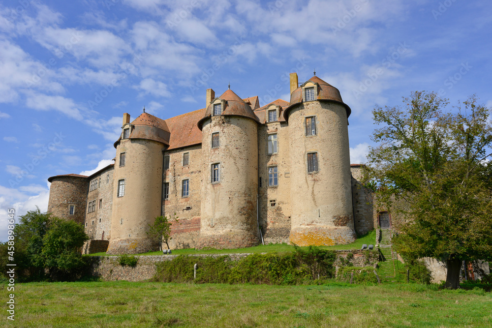 Château-prieuré médiéval de Pommiers-en-Forez (42260), département de la Loire en région Auvergne-Rhône-Alpes, France