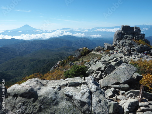 金峰山山頂から富士山と五丈岩と南アルプス連峰 © 理史 豊島