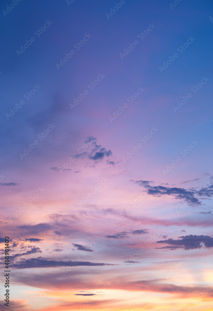 Naklejka premium Natural sky background at sunrise or sunset. Sky with colorful clouds.