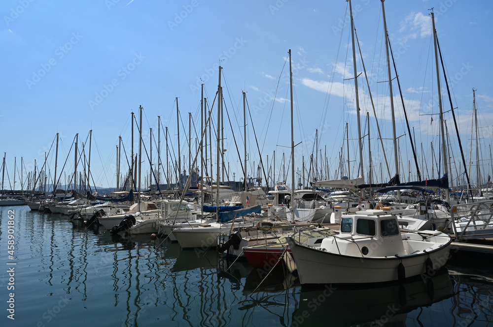 Bateaux amarrés dans le port de Toulon