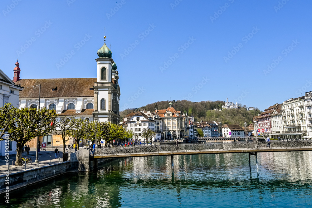 Obraz premium Luzern, Jesuitenkirche, Jesuitenplatz, Kirche, Reuss, Fluss, Rathaussteg, Stadt, Altstadt, Altstadthäuser, Alpen, Vierwaldstättersee, Frühling, Schweiz 