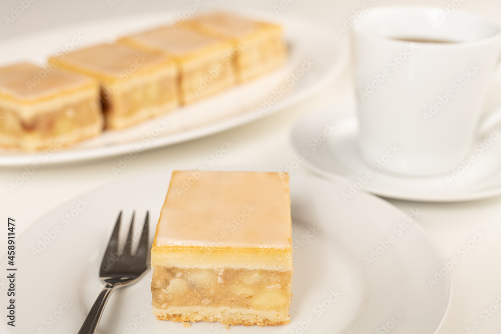 Gedeckter Apfelkuchen mit einer Tasse Kaffee Gedeckter Apfelkuchen mit einer Tasse Kaffee