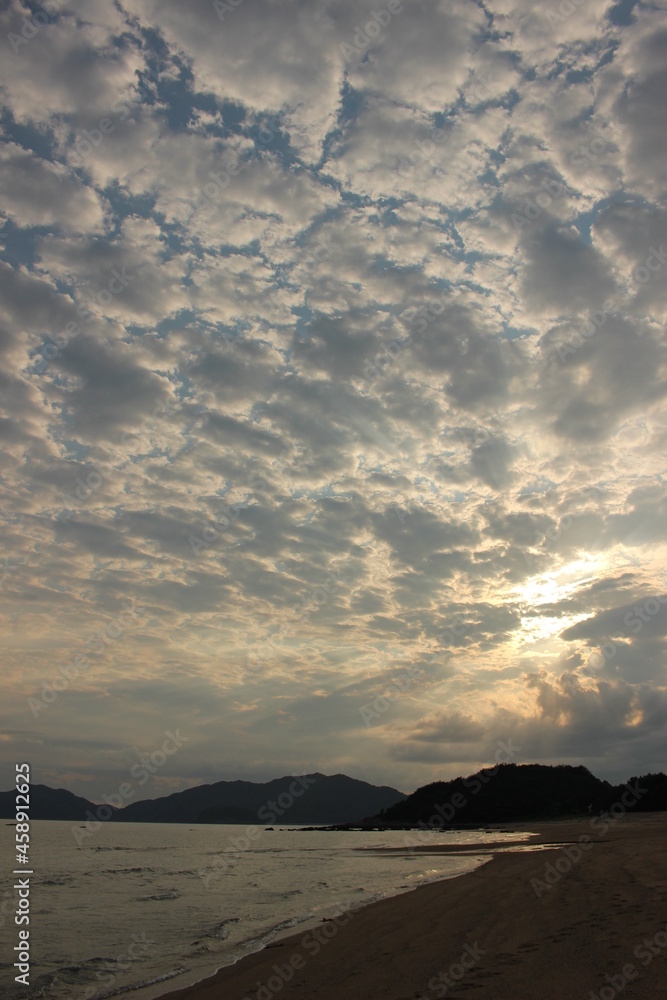 Obraz premium 雲模様と輝く空の光!SDGs地球の自然