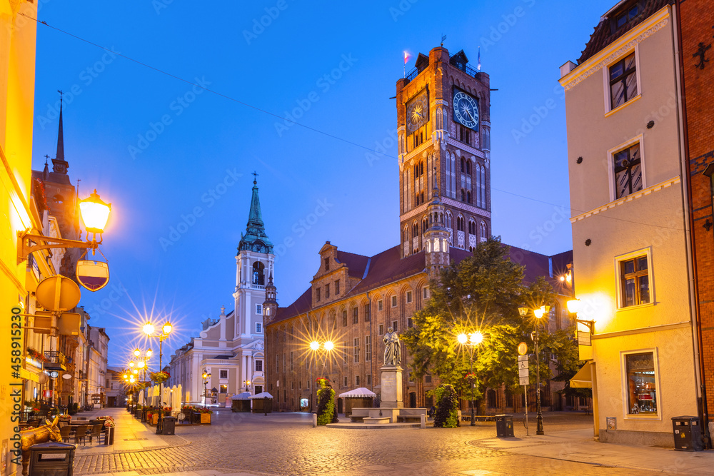 Morning panorama of Gothic Old Town Hall, Ratusz Staromiejski, in Torun, Poland - obrazy, fototapety, plakaty 