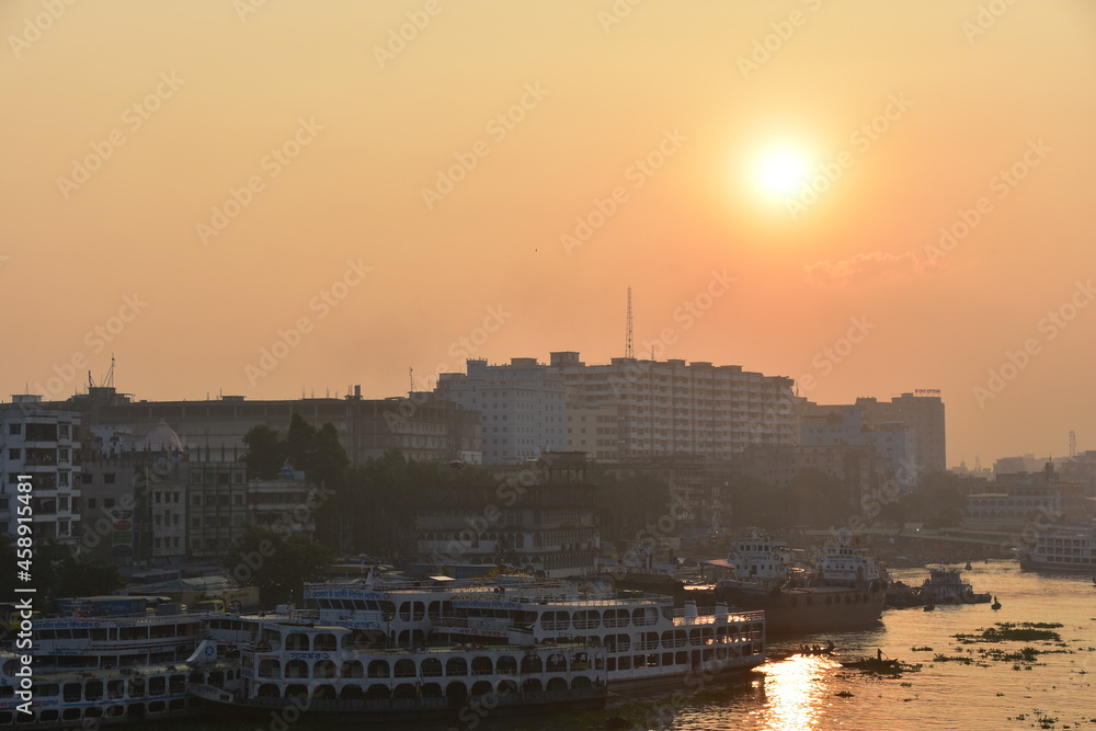 バングラデシュの首都。
早朝のダッカ。
美しい朝日と川に停留する客船。