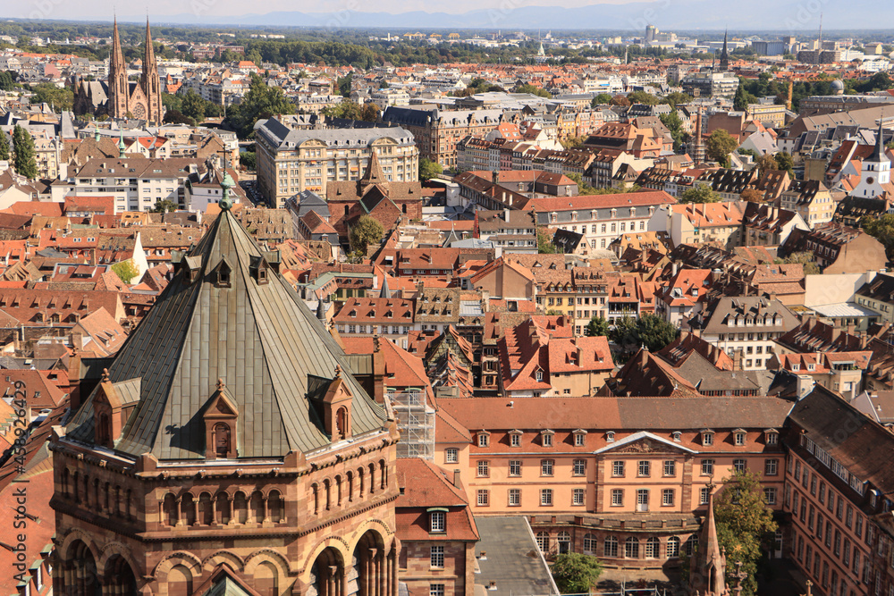 Straßburg; Blick vom Münster über den Vierungsturm in Richtung Neustadt mit der Paulskirche