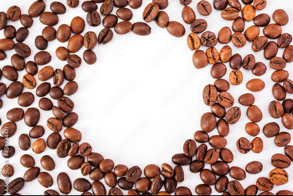 Obraz premium roasted coffee beans with copy space on white background