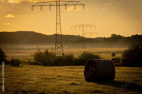 Obraz na płótnie Ein Feld mit Garben bei Sonnenaufgang, Sellin, Niemcy 2021 w salonie