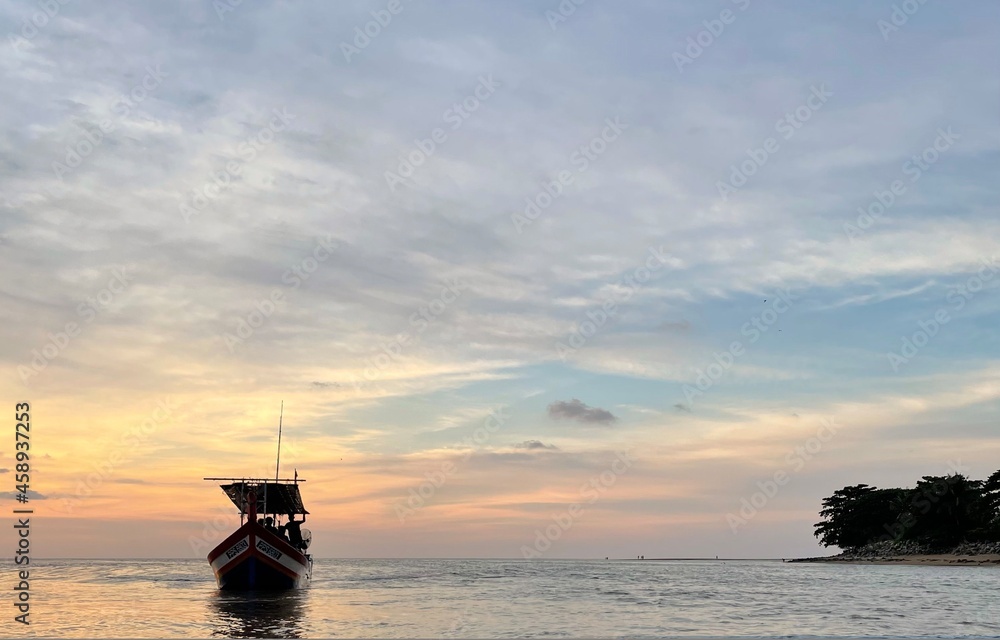 Fototapeta premium boat at sunset