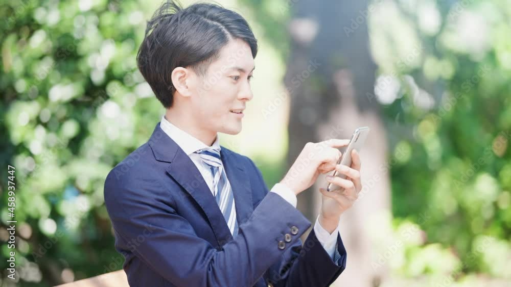 スマートフォンを使うビジネスマン　イメージ