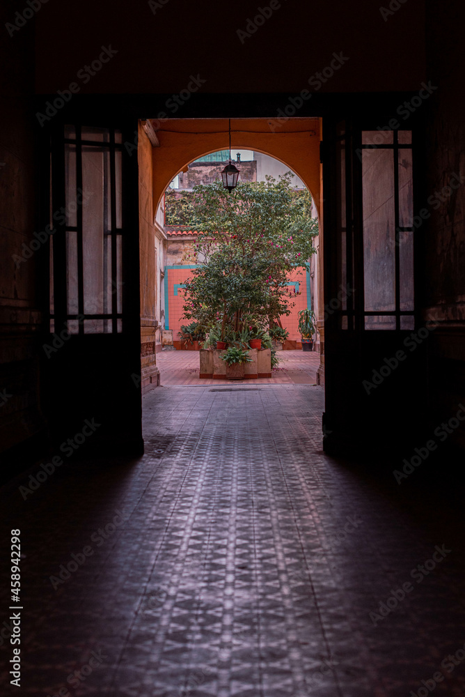 entrada a edificio antiguo en buenos aires entrada a edificio antiguo en buenos aires