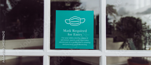 Fotografija mask is required to enter the business