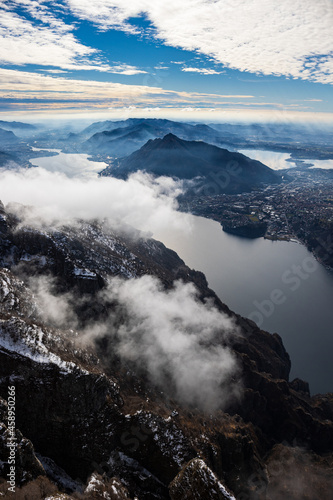 Panorama dal belvedere dei Piani dei Resinelli sul ramo lecchese del lago di Como © Roberto Zocchi