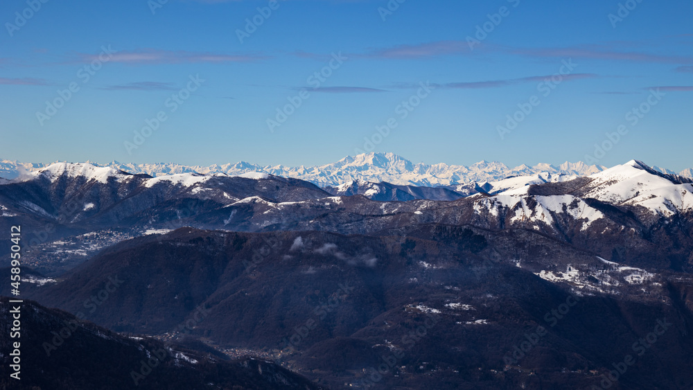 Panorama dal belvedere dei Piani dei Resinelli. Sullo sfondo il monte Rosa