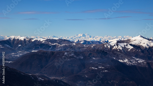 Panorama dal belvedere dei Piani dei Resinelli. Sullo sfondo il monte Rosa