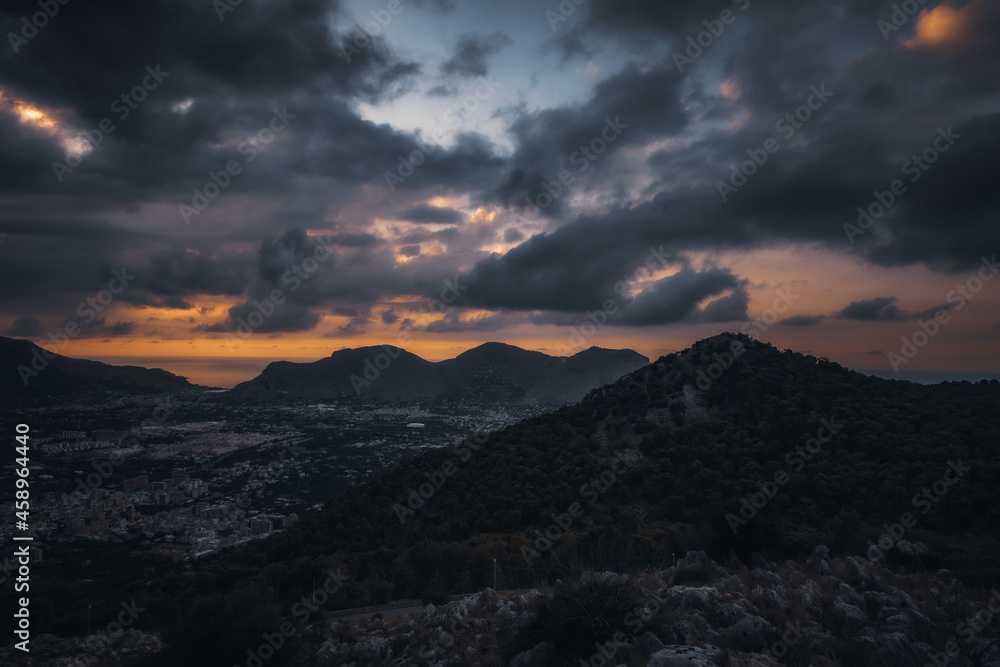 Sonnenuntergang bei dramatischem Himmel auf dem Monte Pellegrino in Sizilien