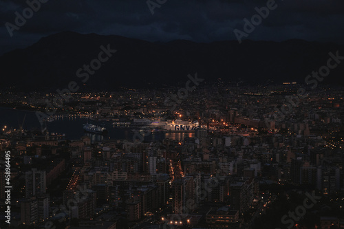 Hafen von Palermo bei Nacht