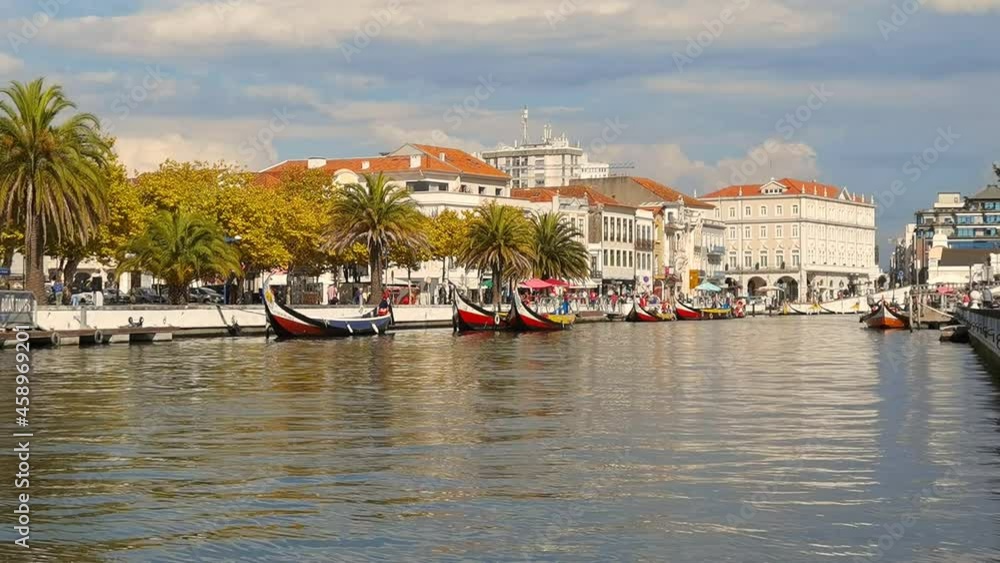Barcos moliceiros no canal central da Ria de Aveiro Barcos moliceiros no canal central da Ria de Aveiro