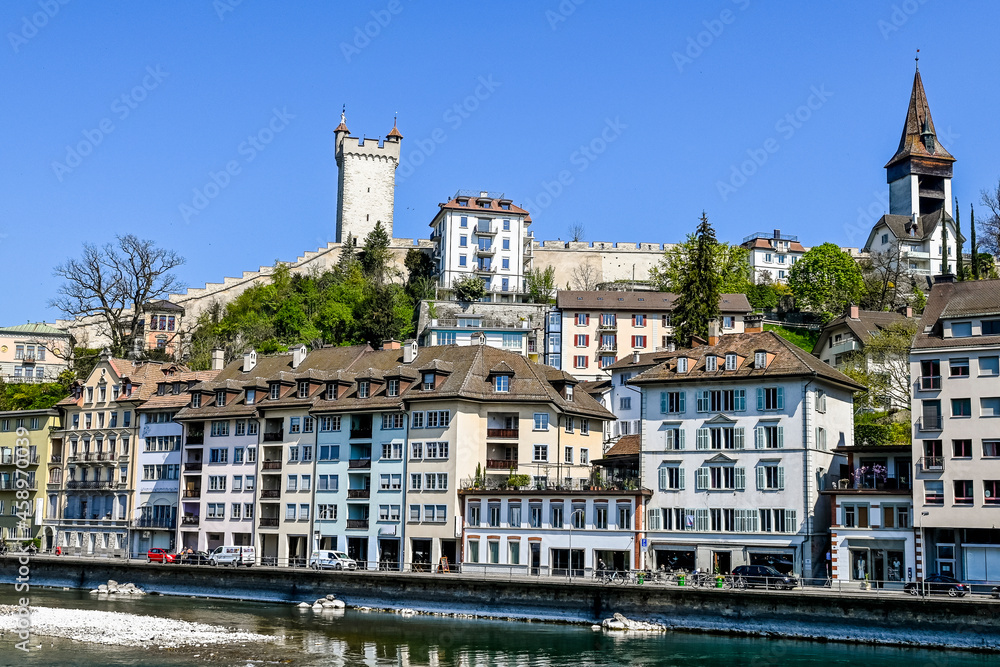 Obraz premium Luzern, Nadelwehr, Reuss, Fluss, Stadtmauer, Museggmauer, Wachtturm, luegislandturm, Altstadt, Stadt, Altstadthäuser, Frühling, Schweiz