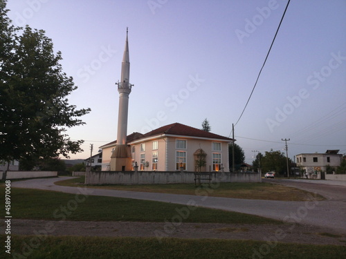 Moschee mit Minarett im Licht der untergehenden Sonne im Sommer im Dorf in Maksudiye bei Adapazari in der Provinz Sakarya in der Türkei photo