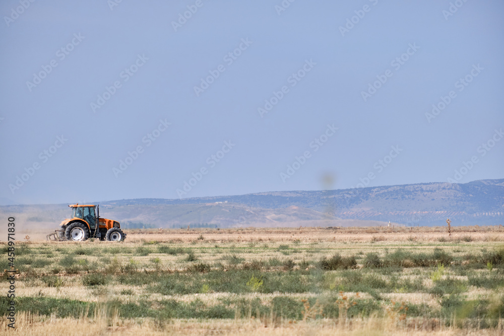 Obraz premium Tractor working in the harvest