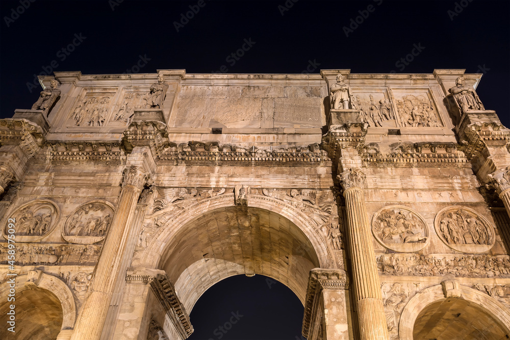 A view of the Arch of Constantine (Arco de Constantino) at night, Rome, Italy