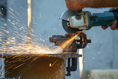 Foto flex cutting metal with sparks