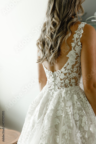 Back of bride in white wedding dress Close up Back view wedding white lace dress Bride in stylish dress Gorgeous bride white dress with open back Blond bride