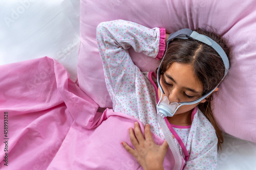 Billede på lærred Child suffering from Sleep Apnea, using a cpap machine.
