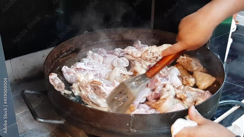 Preparando un delicioso pollo al disco.