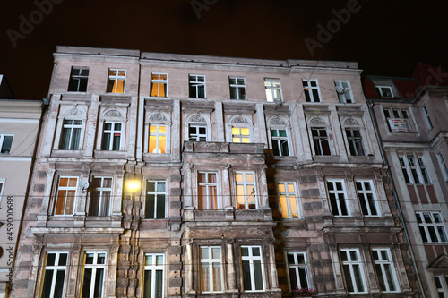 Stare komunistyczne bloki z wielkiej płyty w europie wschodniej w nocy. 