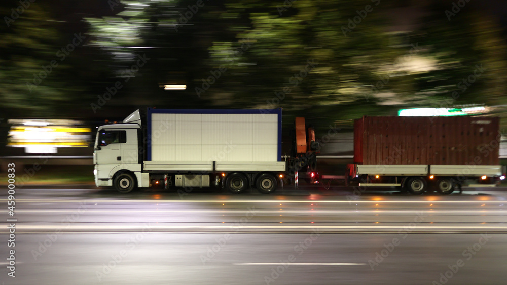 Duży samochód ciężarowy w drodze z dostawą  nocą w mieście. - obrazy, fototapety, plakaty 