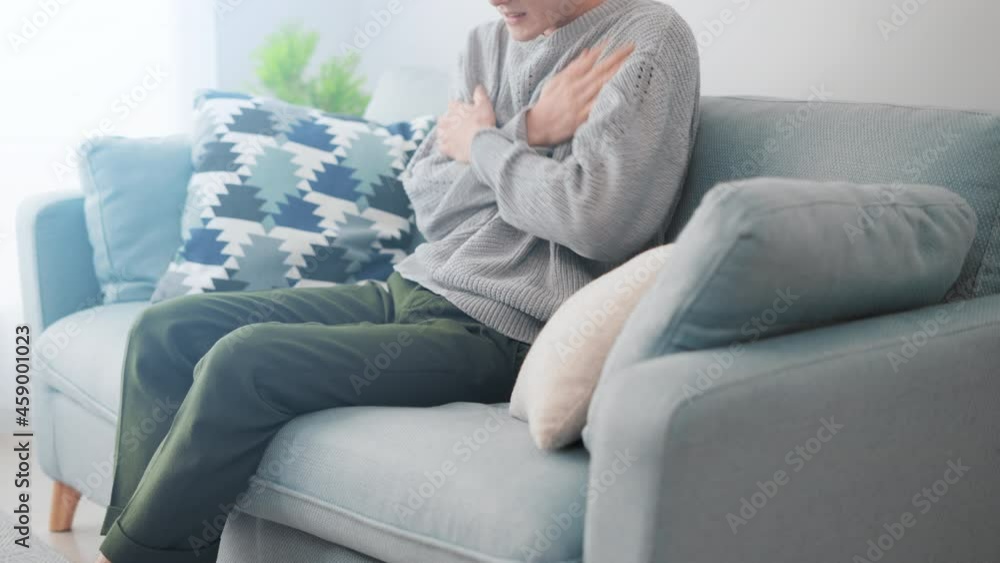 身体をさすって体を温める男性