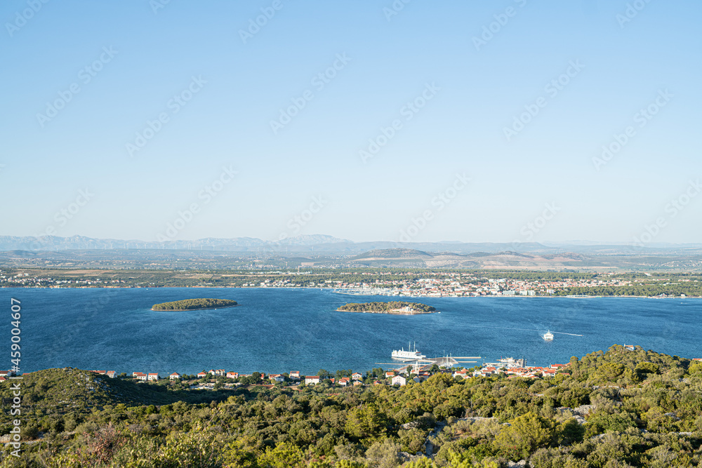 Insel Pasman in Kroatien bei strahlendem Sonnenschein  und blauem Himmel im Sommer
