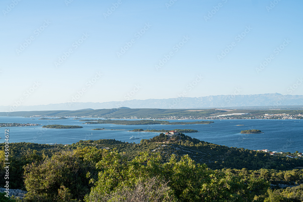 Insel Pasman in Kroatien bei strahlendem Sonnenschein  und blauem Himmel im Sommer