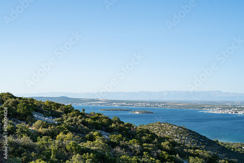 Insel Pasman in Kroatien bei strahlendem Sonnenschein und blauem Himmel im Sommer