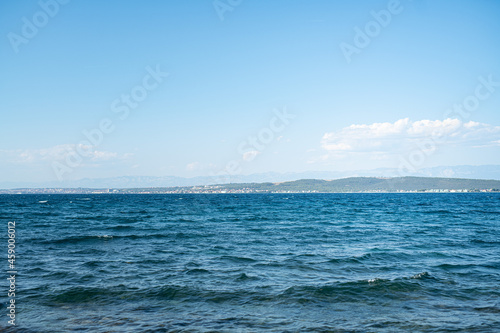 Insel Pasman in Kroatien bei strahlendem Sonnenschein und blauem Himmel im Sommer