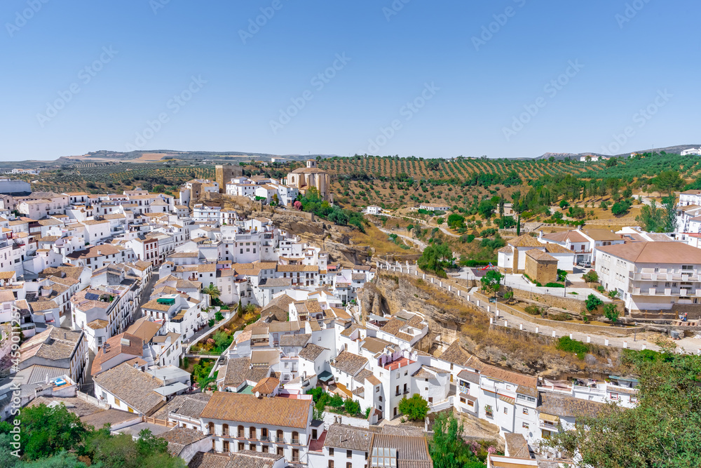 Setenil de las bodegas, pueblo rústico con casas cueva un día soleado con cielo azul, en la provincia de Cádiz, Andalucía, España.