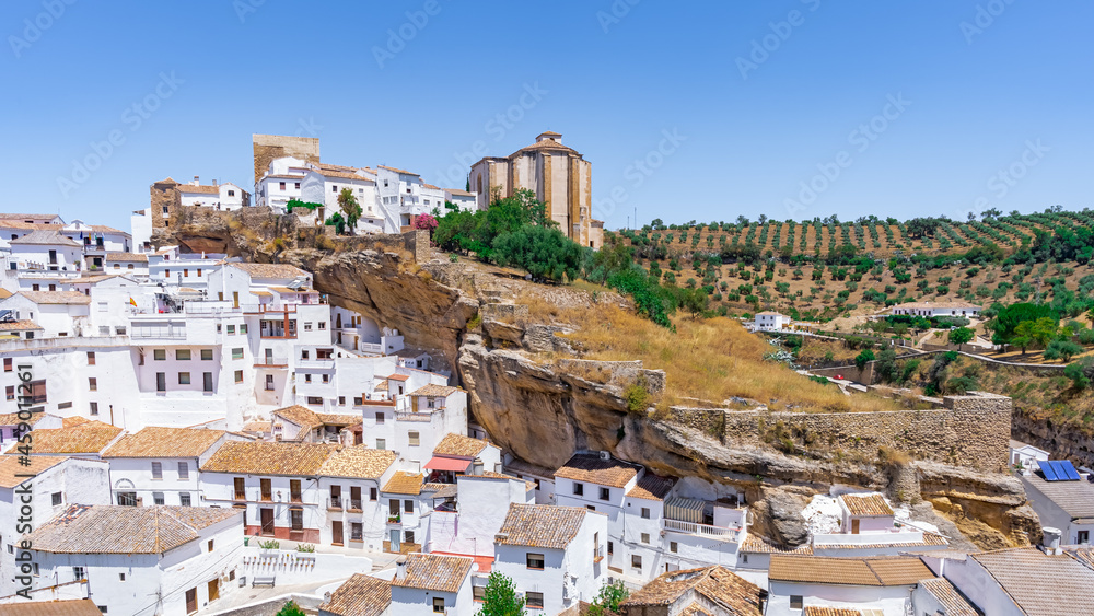 Setenil de las bodegas, pueblo rústico con casas cueva un día soleado con cielo azul, en la provincia de Cádiz, Andalucía, España.