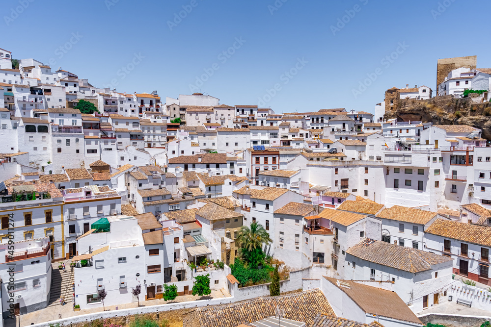 Setenil de las bodegas, pueblo rústico con casas blancas tradicionales de pueblo construidas en una ladera unas sobre otras como una pared de casas,, en la provincia de Cádiz, Andalucía, España.