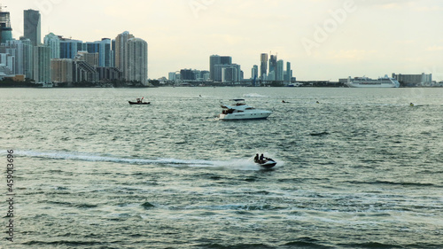 Atardecer en Miami, motos de agua, barcos, edificios cielo, verano © MiFocusMedia