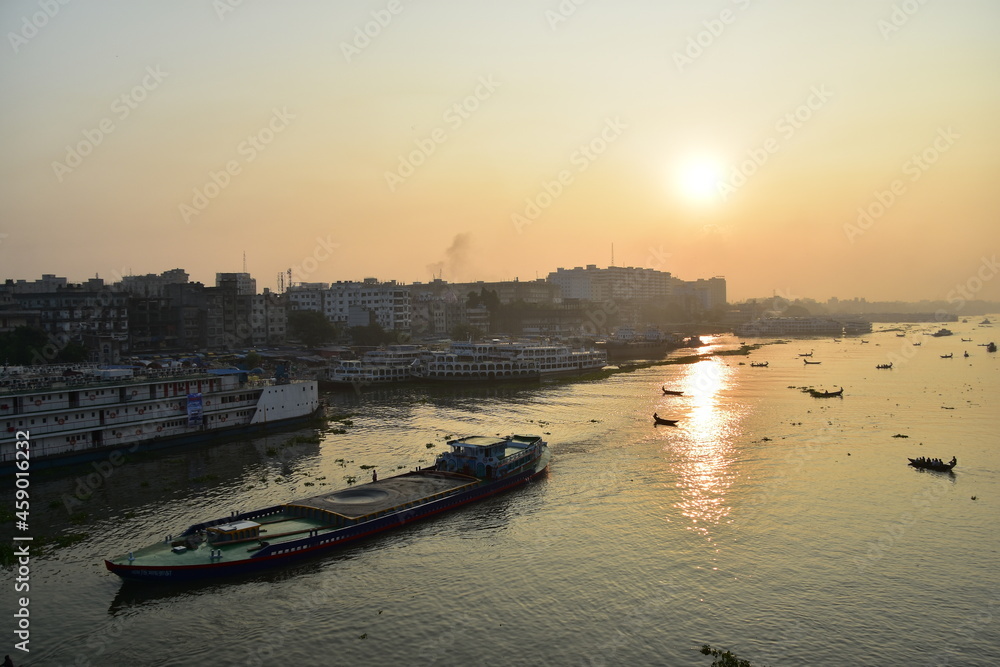 バングラデシュの首都。
早朝のダッカ。
美しい朝日と川を進むタンカー。