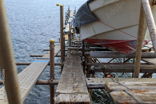 鉄パイプと足場材で組まれたボートの繋かり場