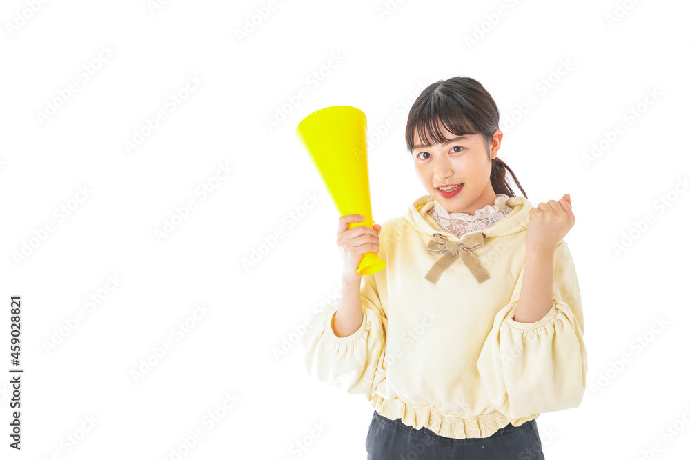 応援をする若い女性